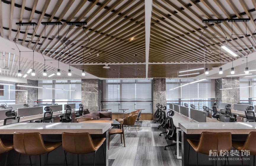 办公室装修设计：2个扩大空间的设计技巧