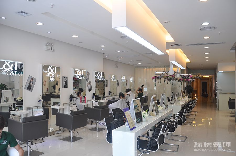深圳理发店装修的设计随着理发店的增多而变得越来越重要